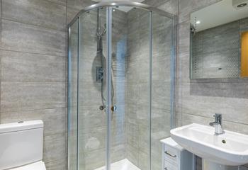 Step into the modern en suite to start your day!