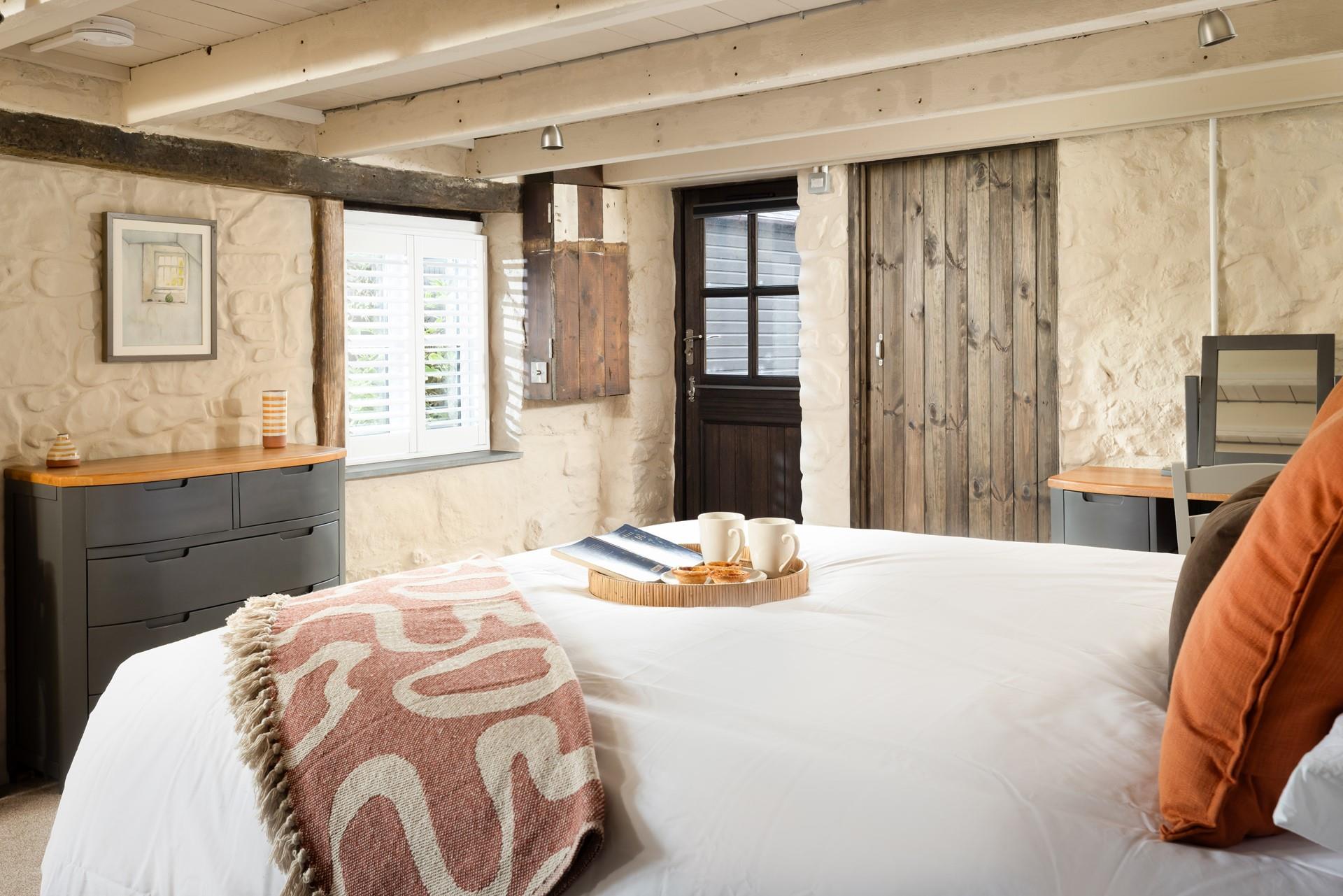 Natural textures and cosy furnishings create a cosy home-from-home.