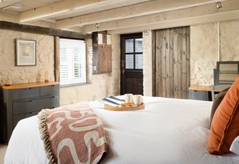 Natural textures and cosy furnishings create a cosy home-from-home.
