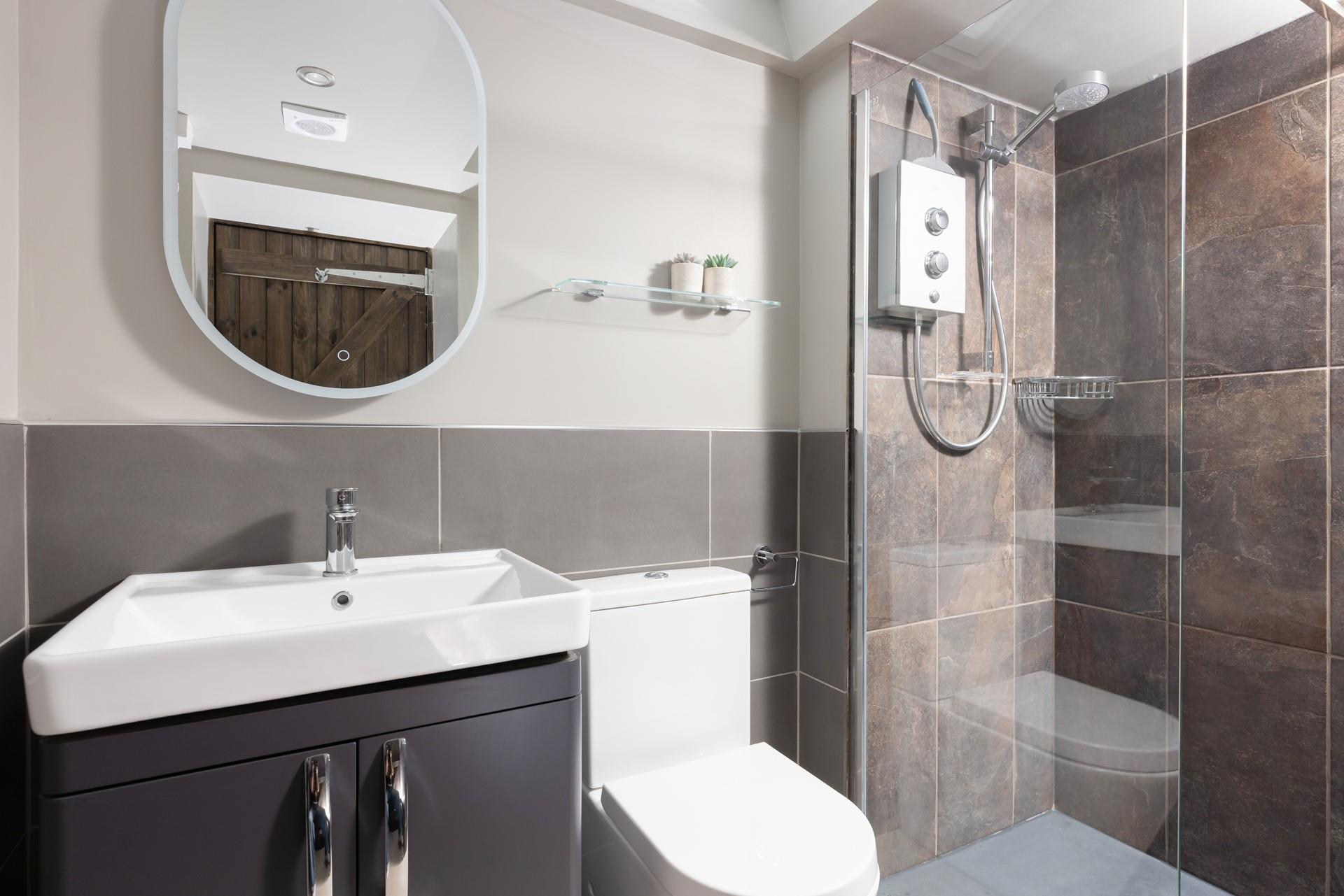 The bedroom boasts a contemporary en suite.