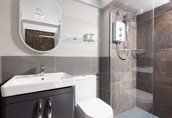 The bedroom boasts a contemporary en suite.