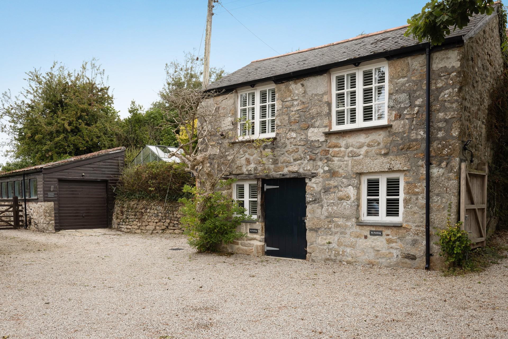 The quaint reverse-level retreat has parking and is close to many of West Cornwall's most popular locations.