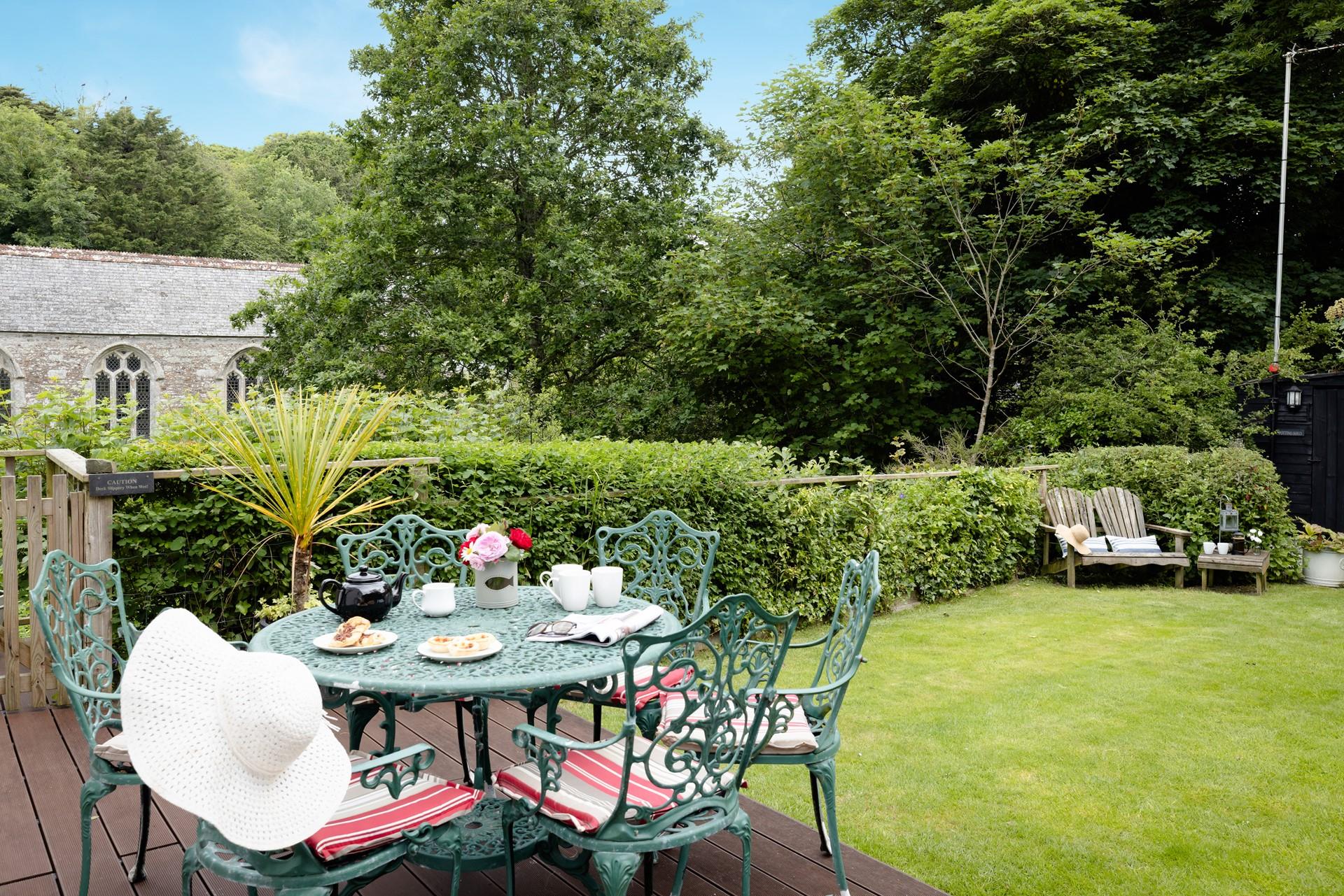 Enjoy dinner al fresco in the sunshine. 