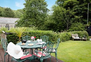 Enjoy dinner al fresco in the sunshine. 