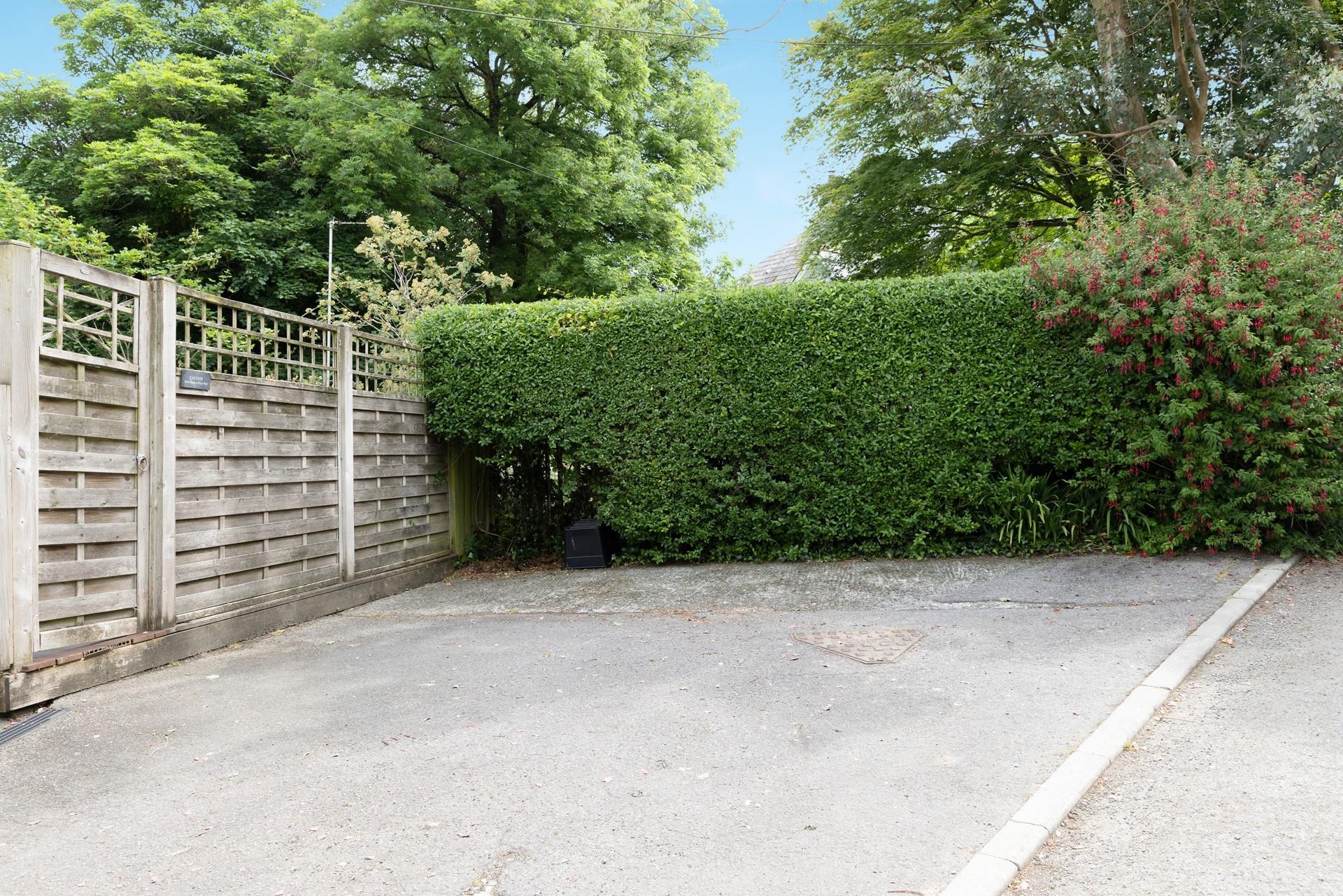 Park up easy on the driveaway with space for two cars. 