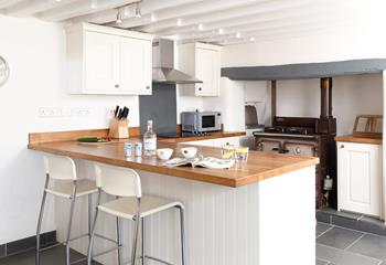 Gather around the breakfast bar and keep the chef of the family company! 