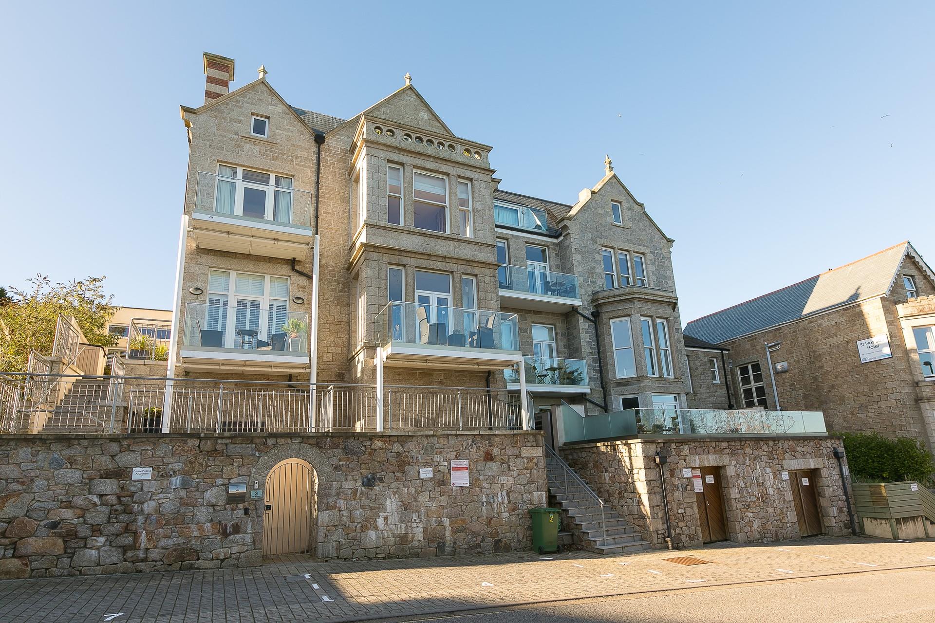 Apartment 5 Chy an Porth is located in this stunning Victorian building and offers private parking.