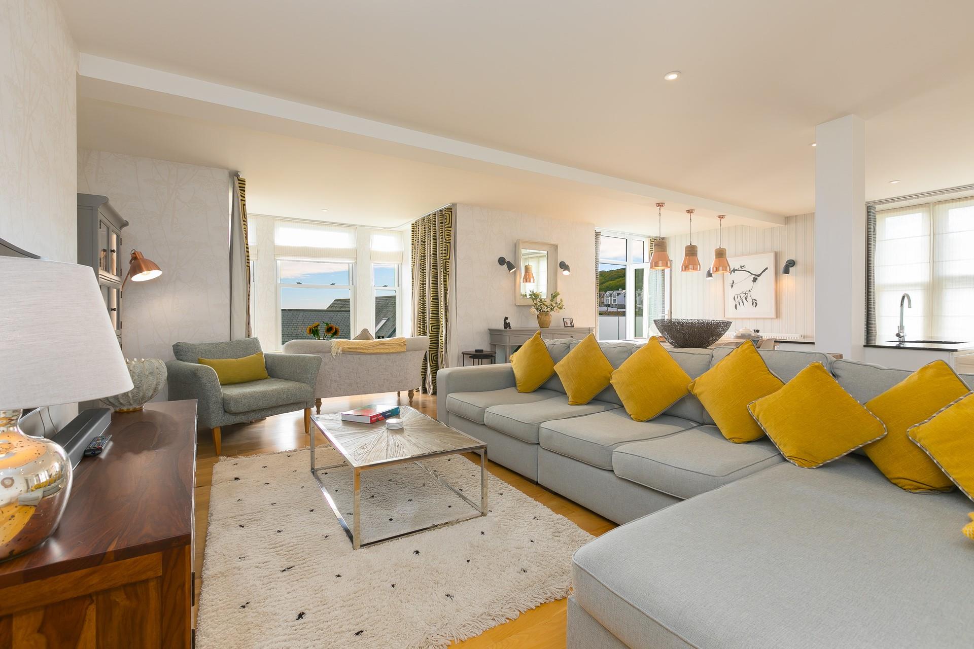 Chy An Porth is a light and bright apartment overlooking St Ives.