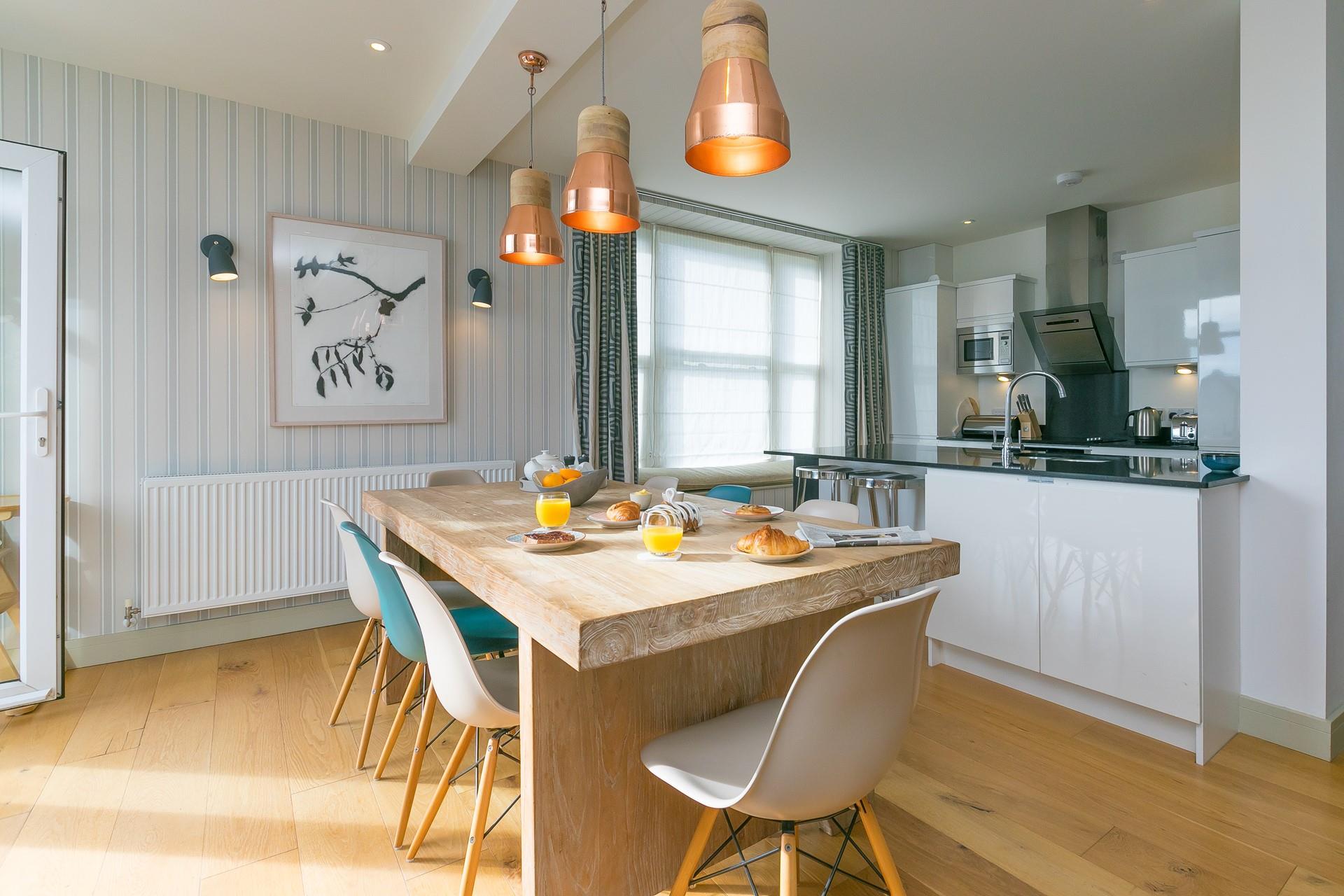 Cook and dine together in the chich kitchen.
