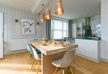 Cook and dine together in the chich kitchen.