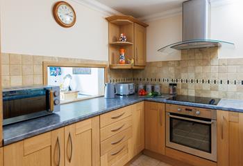 Cook up a storm in the well-equipped kitchen. 