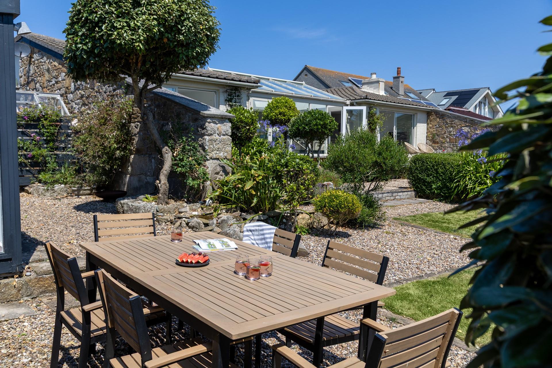 Dine alfresco under the Cornish sunshine!