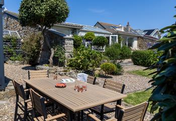 Dine alfresco under the Cornish sunshine!
