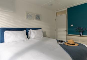 Zip and link beds offer sleeping arrangements, choose from twin beds or a super king!
