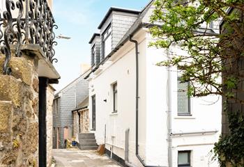 Nestled down a pretty lane, close to the harbourside, beaches and all the amenities you need.