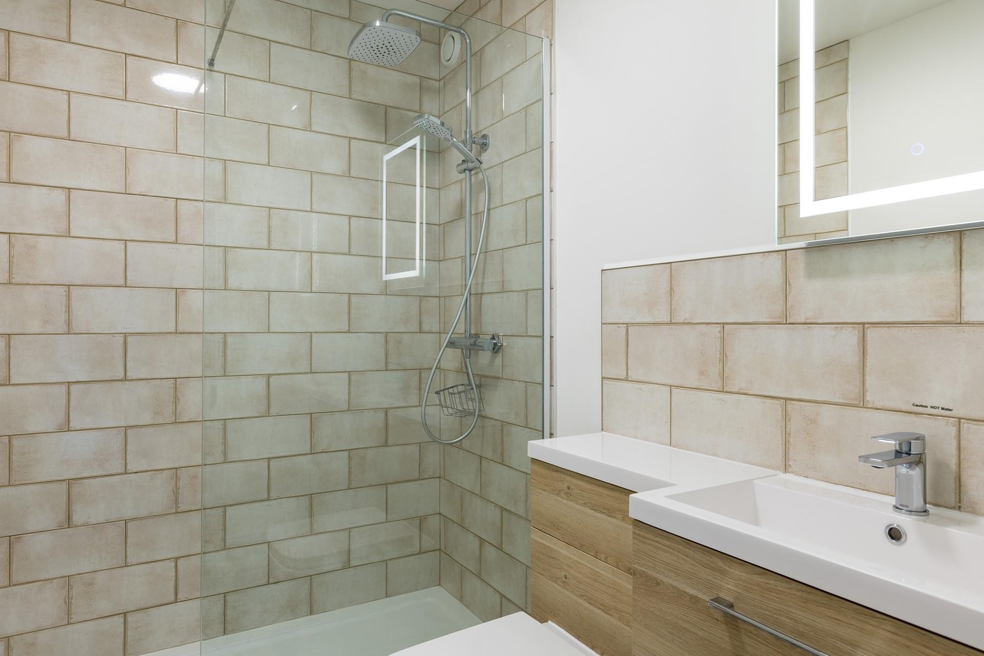 Freshen up in the family bathroom after a day of sun, sea and sand. 