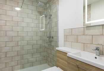 Freshen up in the family bathroom after a day of sun, sea and sand. 