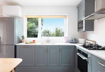 Well equipped, the kitchen has all the mod cons you need!