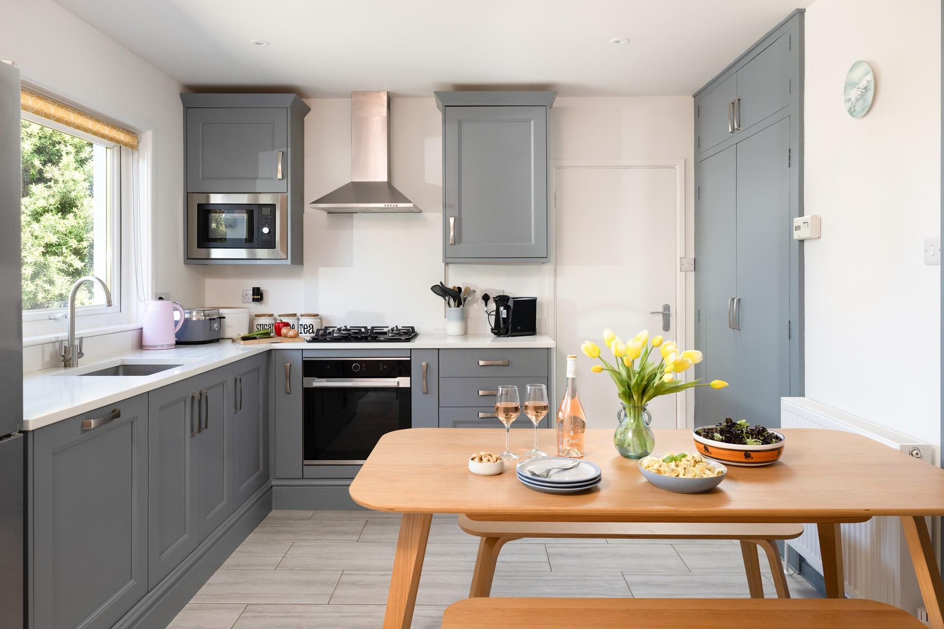 Spend time together cooking and dining in the modern ktichen.