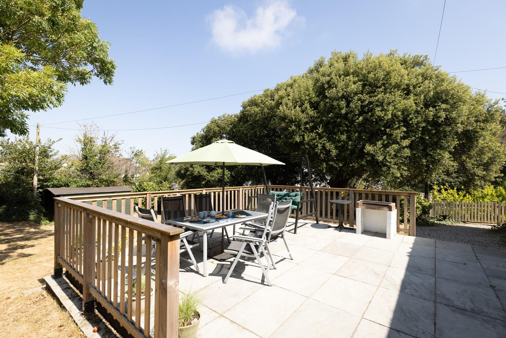 The spacious terrace is the ideal spot for an evening barbecue.