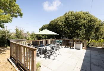 The spacious terrace is the ideal spot for an evening barbecue.