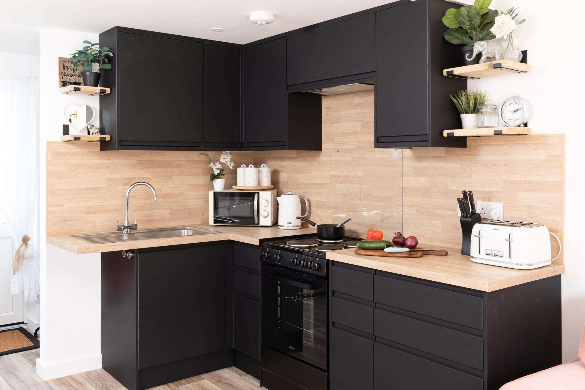 The compact kitchen is chic and well equipped.