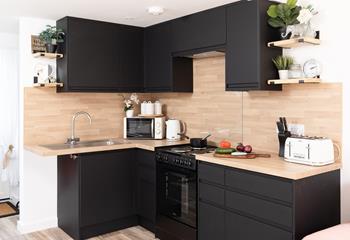 The compact kitchen is chic and well equipped.