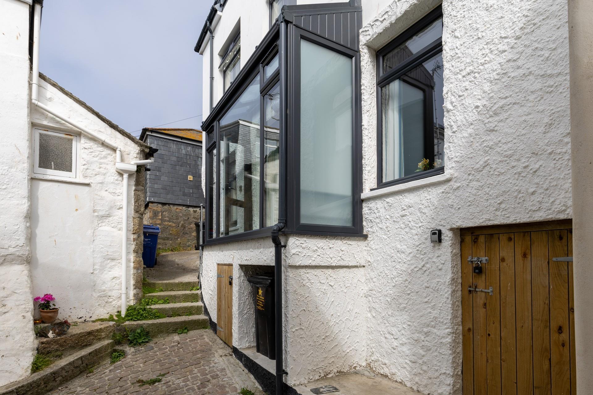 Tucked away, this charming cottage is perfect for couples... and the dog is welcome too! 