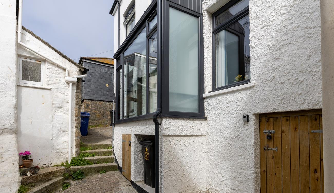 Tucked away, this charming cottage is perfect for couples... and the dog is welcome too! 
