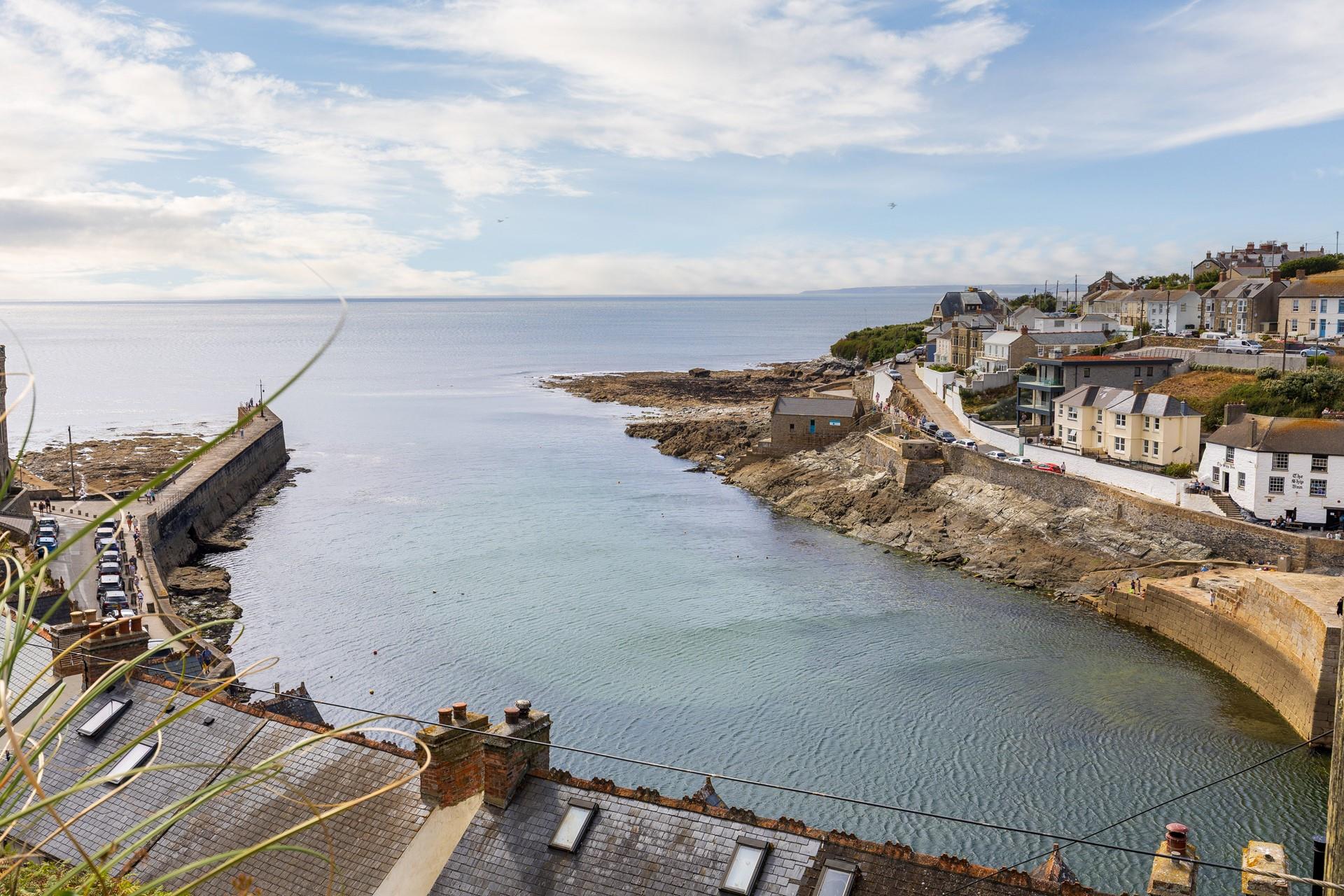 Find yourself a few minutes' walk from the harbourside shops and eateries.