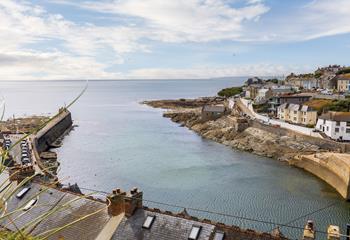 Find yourself a few minutes' walk from the harbourside shops and eateries.