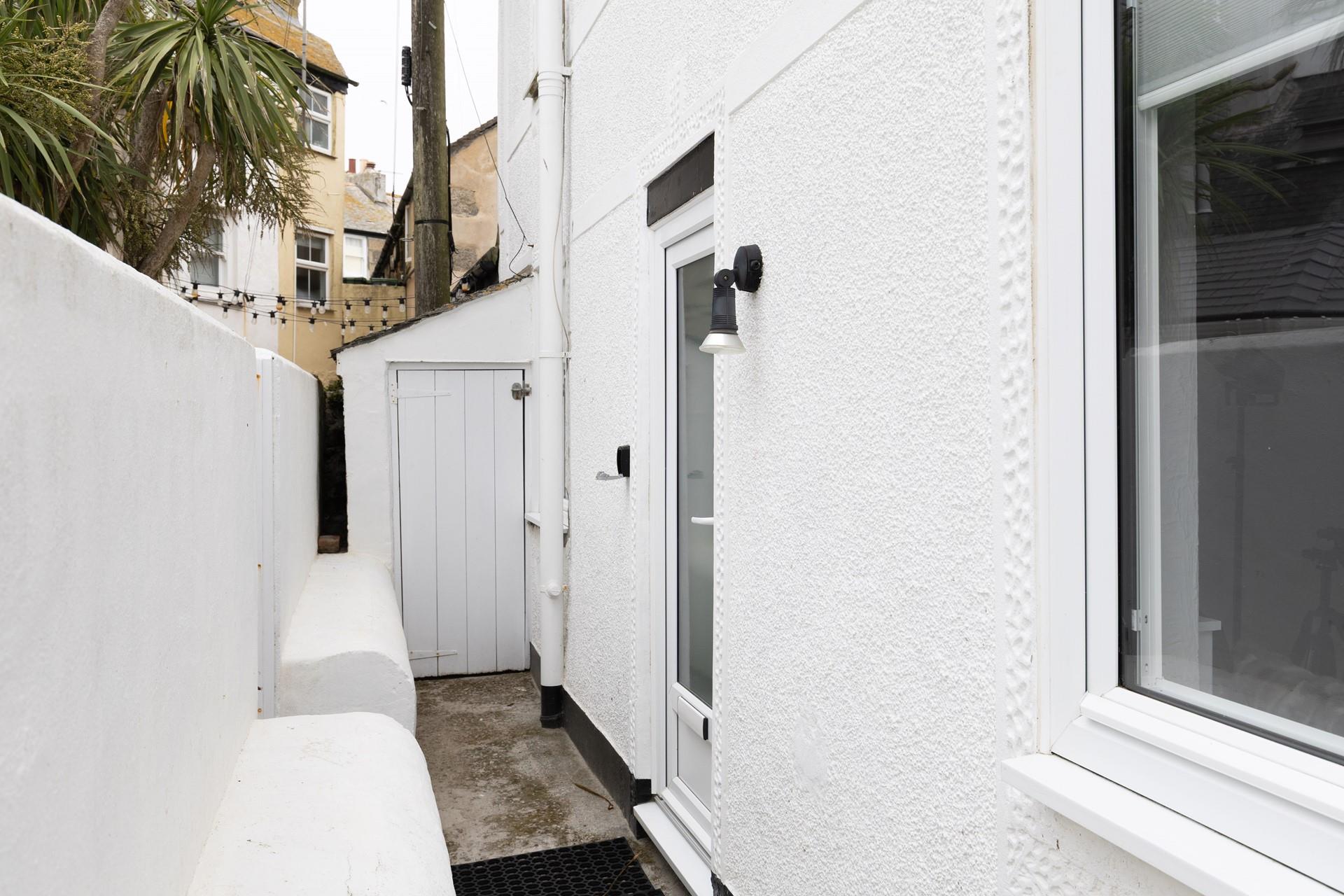 Find yourself a short stroll from St Ives beaches, shops, cafes and restaurants.
