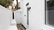 Find yourself a short stroll from St Ives beaches, shops, cafes and restaurants.