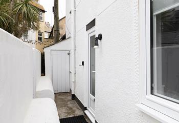 Find yourself a short stroll from St Ives beaches, shops, cafes and restaurants.