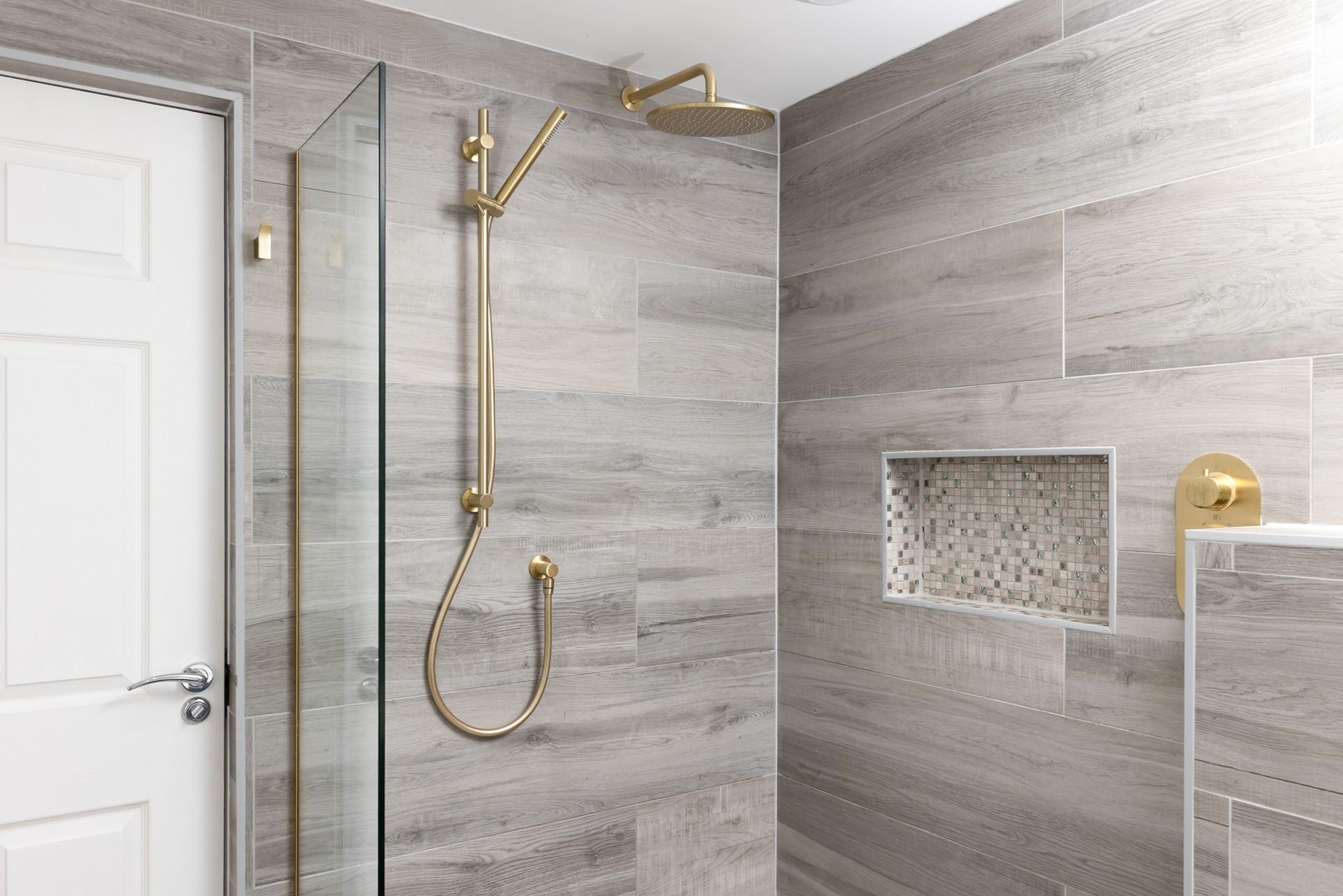 Freshen up in the walk-in shower after a day spent by the sea. 