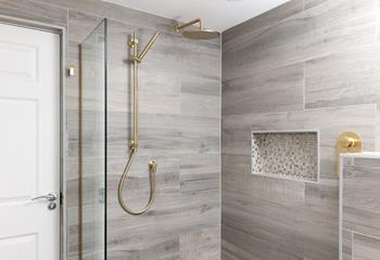 Freshen up in the walk-in shower after a day spent by the sea. 
