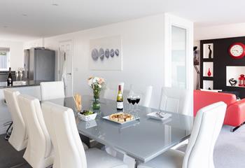 From lazy breakfasts to big family dinners, the open-plan living area has room for it all. 