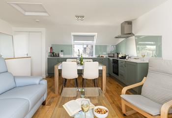 Bring everyone together for a relaxed evening after days by the sea. 